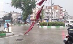 Bursa'da duyarlı vatandaşlar sele rağmen yırtılan Türk Bayrağını yerden kaldırdı