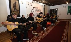 İnegöl Belediyesi’nin gitar kursu kursiyerleri sertifikalarını aldı