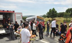 Yolcu minibüsü önündeki tıra çarptı: 16 yaralı!