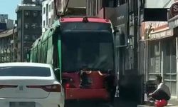 Bursa’da tramvayın arkasında tehlikeli yolculuk