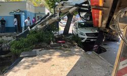 Bursa’da iş kazası: Vinç otomobilin üzerine devrildi