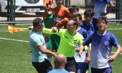 Bursa’da lise finalinde öğretmenler hakemlere saldırdı