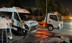 Bursa'da servis minibüsü refüje çıktı