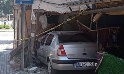 Bursa'da freni boşalan otomobil eve girdi