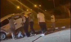 Aydınlatma direğine çarpan otomobil, beton kaidesi üzerinde asılı kaldı