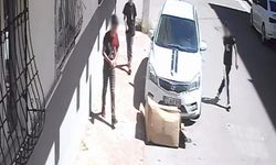 Batman'da çocukların yaktığı karton park halindeki otomobili tutuşturdu