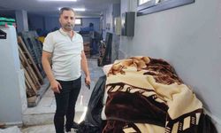 Battaniyenin içinden çıkan para ve cüzdanları teslim etti, yaşlı kadın poşeti sordu