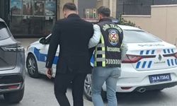 Beylikdüzü'nde araç sürücü motosikletliye saldırdığı anlar kamerada