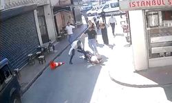 Beyoğlu'nda sarkıntılık iddiası kanlı bitti: Tekme, tokat ve dubayla dövülen şahıs bıçaklandı