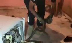 Bulaşık makinesine giren 2 metrelik karayılanı itfaiye çıkardı