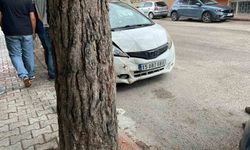 Burdur'da otomobil ağaca çarptı: 1 yaralı