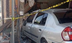 Bursa'da freni boşalan otomobil eve girdi