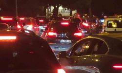 Camdan sarkarak trafiği tehlikeye atan genç polis denetimine takıldı