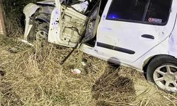 Duvara çarpan otomobilin sürücüsü yaralandı
