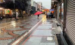 Edirne'de yağmura yakalanan vatandaşlardan ilginç çözüm