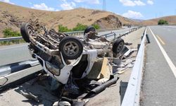 Elazığ'da kamyonet refüjdeki su kanalına devrildi: 2 yaralı