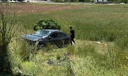 Elazığ'da otomobil tarlaya uçtu: 3 yaralı