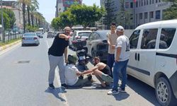 Elektrikli otomobille çarpışan motosikletli yaralandı