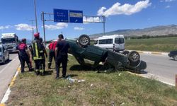 Erzincan'da takla atan otomobilde 2 kişi yaralandı