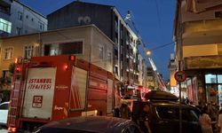Esenler'de 4 katlı binada çıkan yangın çatıya sirayet etti