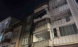 Esenyurt'ta 3 katlı binanın çatısı alev alev yandı