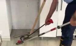Eve giren yılanı itfaiye ekipleri çıkardı