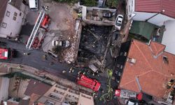 Fatih'te motosiklet tamirhanesinde yangın: İş yeri ve araçlar küle döndü