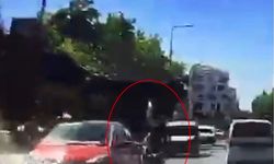 İki şeridin arasına daldı, iki araca çarptı: Feci kaza kamerada