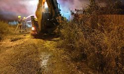 İvrindi'de samanlık yangını: 200 balya küle döndü 1 düve telef oldu