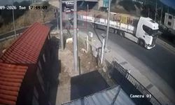 İzmir'de feci kaza: Tıra adeta ok gibi saplandı