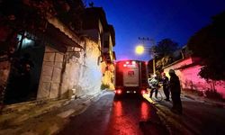 İzmir'de korkutan yangın: Odun ateşinden sıçrayan kıvılcımlar evi yakıyordu