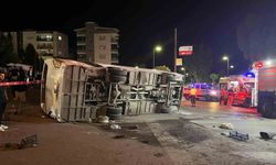 İzmir'de servis otobüsü ile otomobil çarpıştı: 4 yaralı
