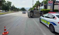 Kaldırıma çarpan araç takla attı: 2 yaralı