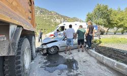 Kamyona arkadan çarpan genç sürücü yaralandı