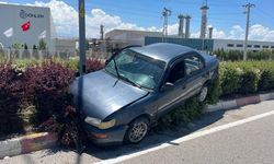 Karaman'da cipe arkadan çarpan otomobil refüje çıktı: 3 yaralı