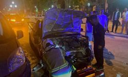 Karaman'da karşı şeride geçen pikap park halindeki 3 araca çarptı: 1 yaralı