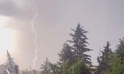 Kastamonu'da alev alev yanan jimnastik salonuna yıldırımın düşme anı kamerada