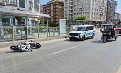 Kırmızı ışık ihlali yapan motosiklet yayaya çarptı: 2 yaralı