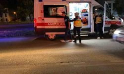 Kontrolden çıkan otomobil direğe çarptı, sürücü yaralandı