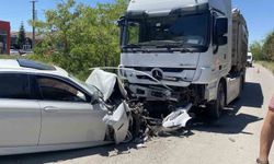 Lüks otomobil hurdaya döndü, sürücü ağır yaralandı