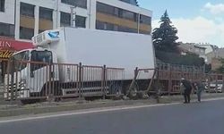 Markete giren sürücü el frenini çekmedi, faciadan dönüldü