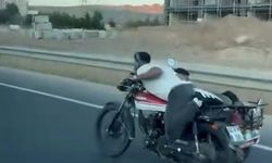 Motosikletin üzerine uzandı: Hem kendi hem de arkadaşının canını hiçe saydı