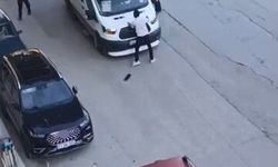 Önünü kestiği yolcu minibüsünü yumrukladı