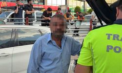 Otomobilin çarptığı refüjden kopan taşlar tramvaydan içeri girdi: 4 yolcu yaralı