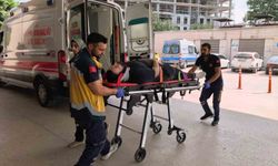Otomobille çarpışan motosikletli yaralandı: Kaza anı kamerada