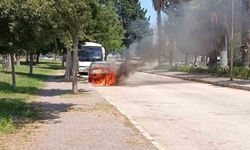 Park halinde yanan otomobil kullanılmaz hale geldi