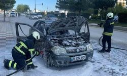 Park halindeki araç alev aldı