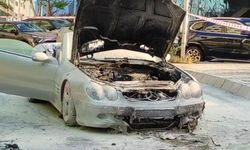 Şişli'de seyir halindeki lüks otomobil yanarak kullanılamaz hale geldi