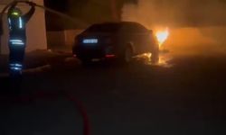 Siverek'te park halindeki otomobil alevlere teslim oldu