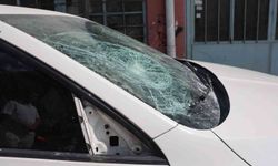 Sokağa park ettiği milyonluk otomobilini komşusu parçaladı